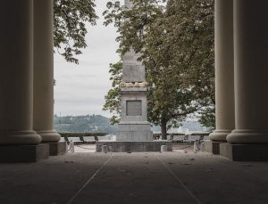 pomnikym
